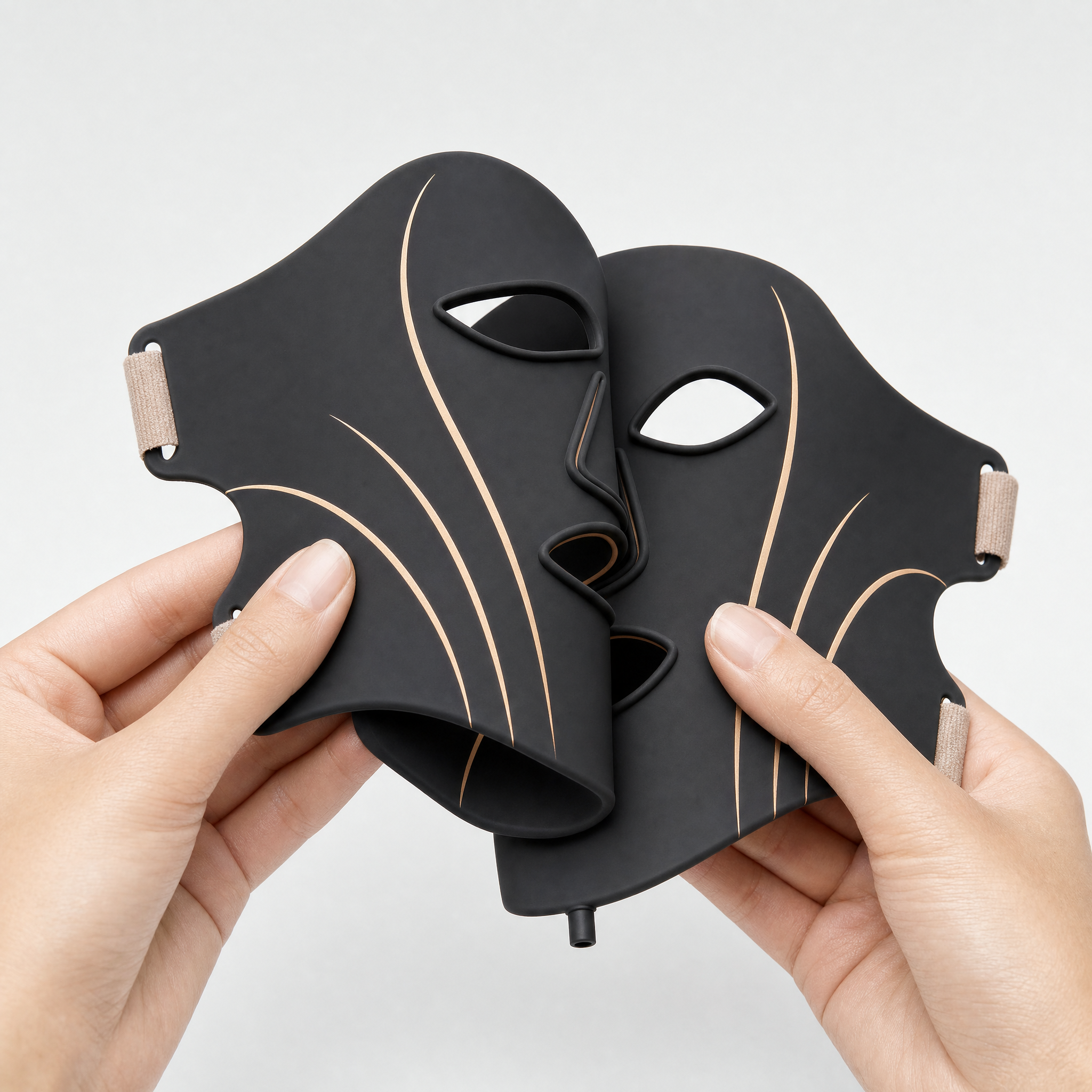 Deux mains plient le masque ONDESSA pour montrer la souplesse du silicone
